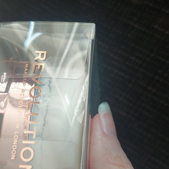 New revolution loose setting powder light yellow - Picture 4 of 6